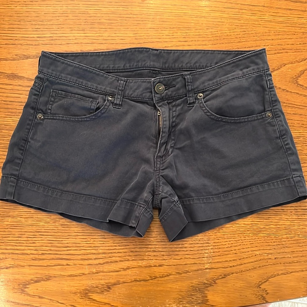 navy blue Uniqlo shorts
